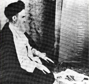 خمینی_در_نماز wikipedia public domain Ayatollah Khomeini