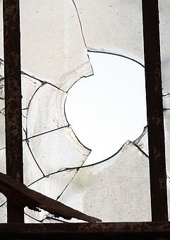 https://commons.wikimedia.org/wiki/File:Broken_window_large.jpg