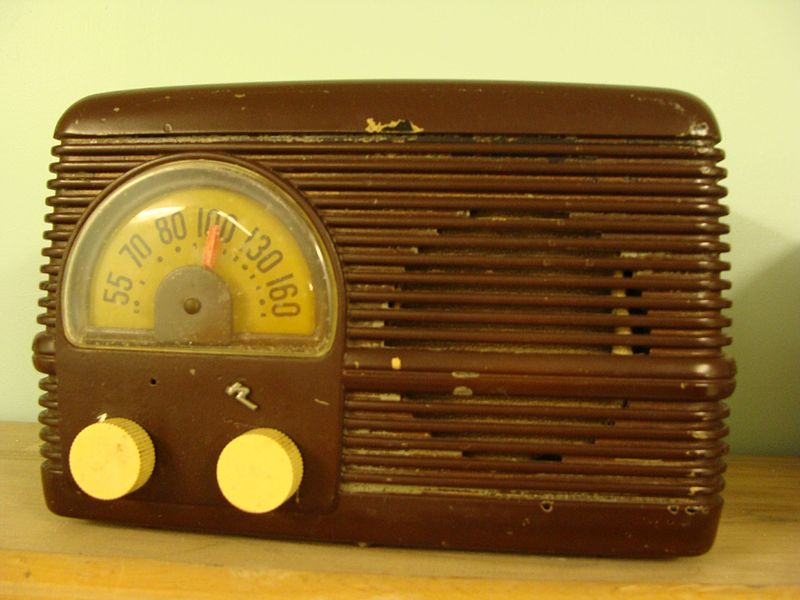 https://commons.wikimedia.org/wiki/File:Front_view_of_an_Arvin_radio,_model_163-T,_manufactured_by_Deseronto_Electonics_Limited_in_Deseronto,_Ontario,_in_the_1940s._(5203892541).jpg