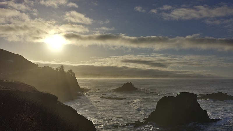 https://commons.wikimedia.org/wiki/File:Sunrise_along_the_Oregon_Coast_-_panoramio.jpg