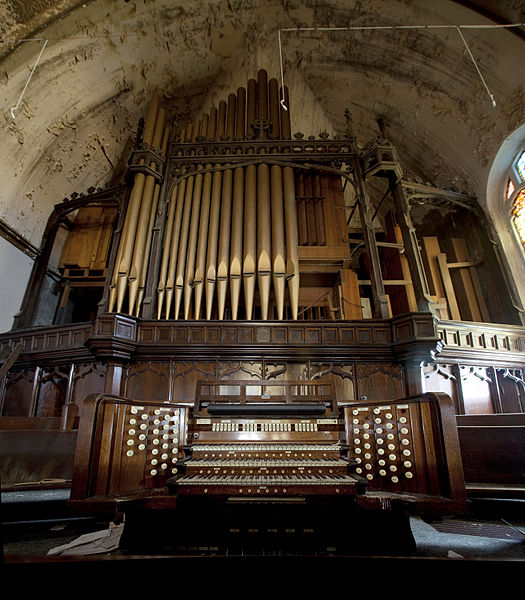 http://commons.wikimedia.org/wiki/File:Woodward_Avenue_Presbyterian_Church_pipe_organ.jpg