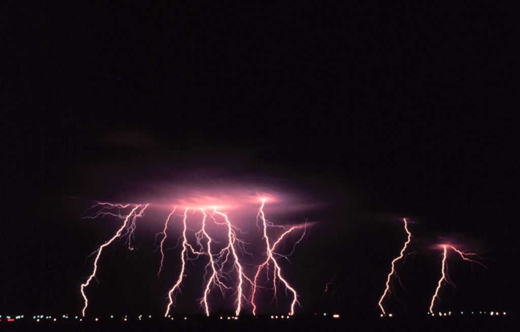 http://upload.wikimedia.org/wikipedia/commons/2/24/Cloud-to-ground_lightning2_-_NOAA.jpg