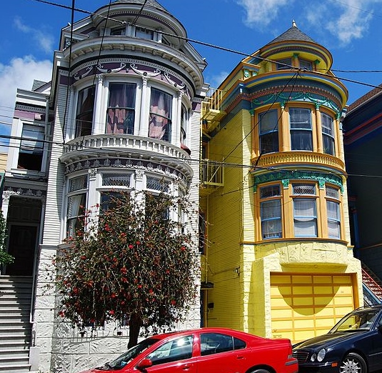 https://commons.wikimedia.org/wiki/File:Barevn%C3%A9_domy_-_San_Francisco_-_Haight-Ashbury_-_panoramio_(1).jpg
