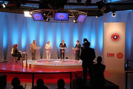 https://commons.wikimedia.org/wiki/File:Debate_televisivo_Canal_13_CNN.jpg